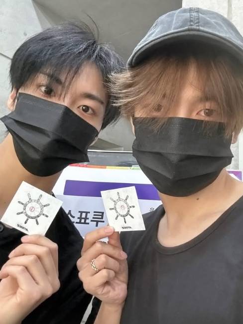 제21대 대통령 선거일인 3일 그룹 에이티즈 멤버 홍중이 같은 그룹 멤버 성화와 투표소를 찾아 투표 인증을 하고 있다. 홍중 인스타그램