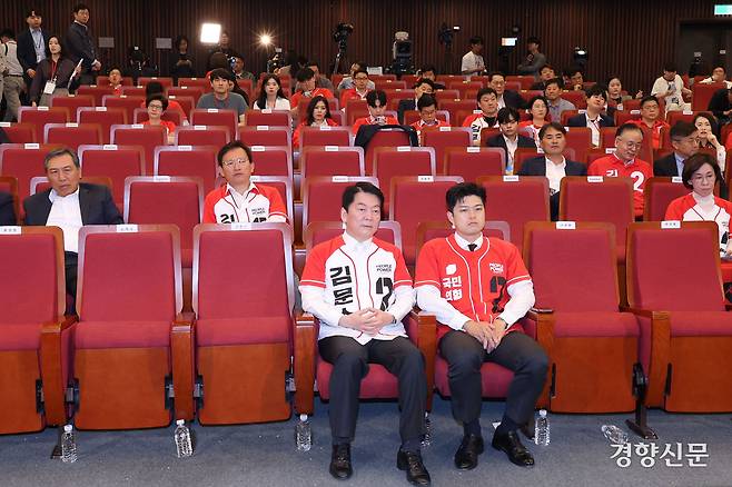 김용태 (앞줄 오른쪽) 국민의힘 비상대책위원장과 안철수 공동선대위원장이  9일 서울 여의도 국회 도서관에 마련된 국민의힘 개표 상황실에서 제21대 대통령 선거 지상파 방송3사 출구조사 결과를 지켜 본 뒤 자리를 지키고 있다. 한수빈 기자