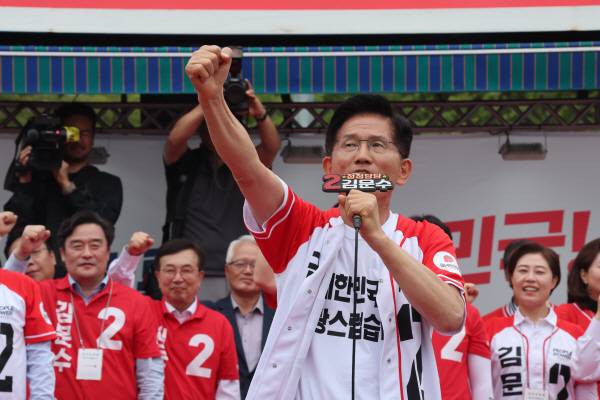 국민의힘 김문수 대선 후보가 2일 부산역에서 시민에게 지지를 호소하고 있다. 사진공동취재