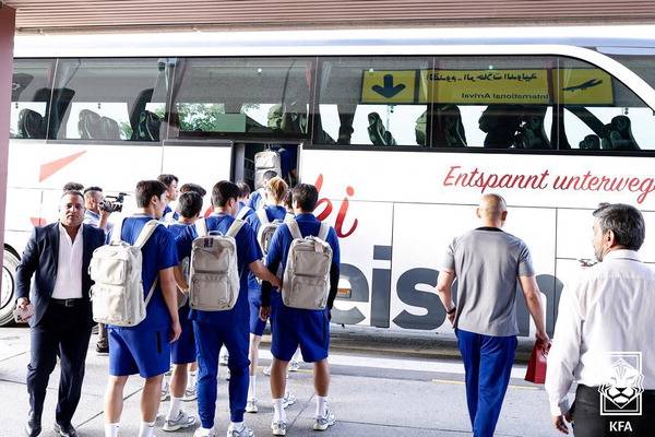 한국 축구대표팀이 2일(한국시간) 이라크 바스라 공항에 도착해 숙소로 이동하기 위해 버스에 오르고 있다. 대한축구협회 제공