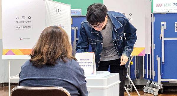 3일 오전 발달장애인 주재혁 씨가 부산 부산진구의 한 투표소에서 제21대 대통령 선거 투표를 마친 뒤 투표지를 투표함에 넣고 있다.