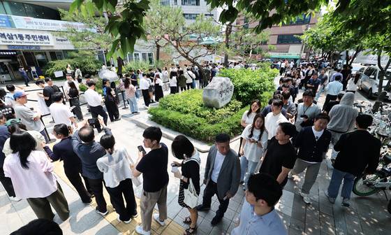 Voters wait in line to cast their ballots for the 21st presidential election during the two-day early voting period on May 30 in southern Seoul. [NEWS1]