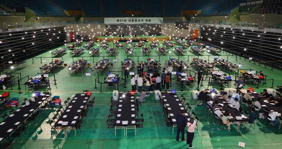 Election officials observe a mock test of the ballot counting process at a counting station set up at Samsan World Gymnasium in Incheon on June 2, on the eve of Election Day. [YONHAP]