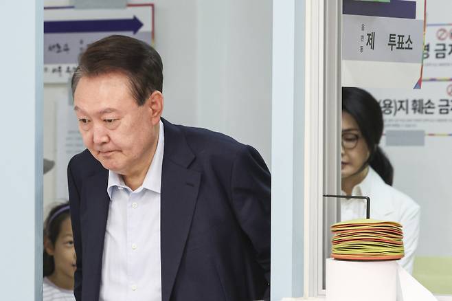 윤석열 전 대통령과 김건희 여사가 제21대 대통령 선거일인 3일 서울 서초구 원명초등학교에 마련된 서초4동제3투표소로 들어서고 있다.