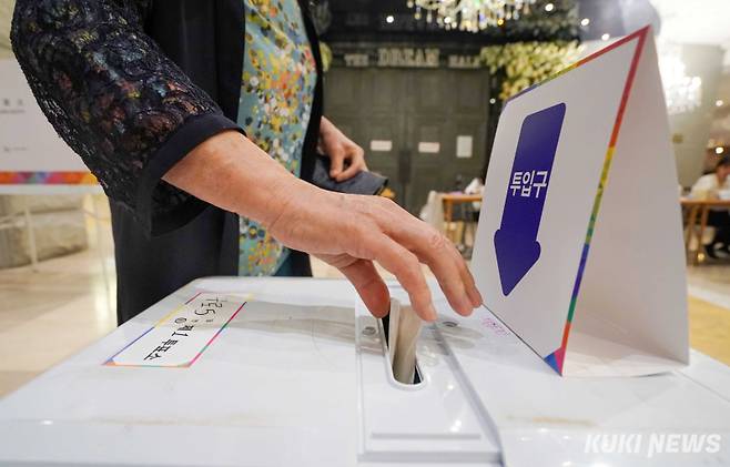 제21대 대통령 선거 본투표일인 3일 서울 구로구 한 웨딩홀에 설치된 구로5동 제1투표소에서 시민들이 투표하고 있다. 유희태 기자