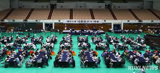 제21대 대통령 선거 투표일인 3일 서울 관악구 서울대학교 체육관에 마련된 개표소에서 선거사무원들이 개표를 준비하고 있다.