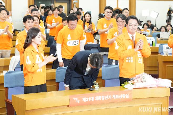 출구조사 결과가 7.7%로 나온 이준석 개혁신당 대통령 후보가 3일 오후 서울 여의도 국회 의원회관에 마련된 제21대 대통령선거 개표상황실을 찾아 인사하고 있다. 유희태 기자