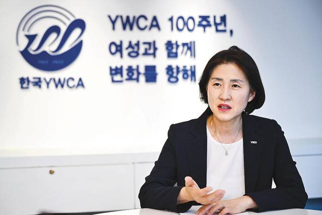박은실 한국YWCA연합회 사무총장이 최근 서울 중구 연합회 사무실에서 목회자인 어머니와 함께한 교회 공동체 이야기를 전하고 있다.  신석현 포토그래퍼