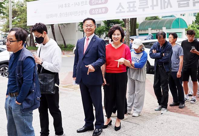 김재욱 칠곡군수가 3일 오전 칠곡군 석적읍 우방신천지아파트에 마련된 석적읍 제4투표소 앞에서 부인 김현경 씨와 차례를 기다리고 있다.    칠곡군 제공