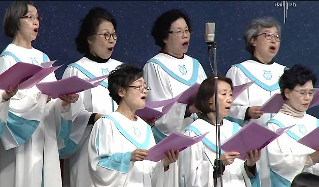 글로리아 콰이어가 최근 경기도 성남 할렐루야교회에서 수요예배 특별찬송을 부르고 있다. 글로리아 콰이어 제공