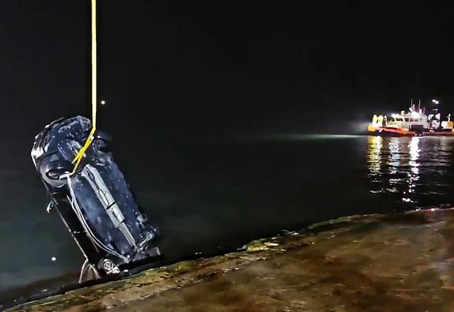 2일 오후 전남 진도군 임회면 진도항 인근 해상으로 빠진 일가족 탑승 차량이 인양되고 있다. 연합뉴스