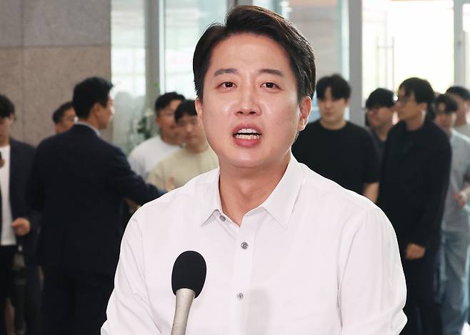 개혁신당 이준석 대선 후보가 2일 경기도 시흥시 정왕동 한국공학대학교에서 열린 '학식먹자 이준석' 행사에서 취재진 질문에 답하고 있다. 연합뉴스