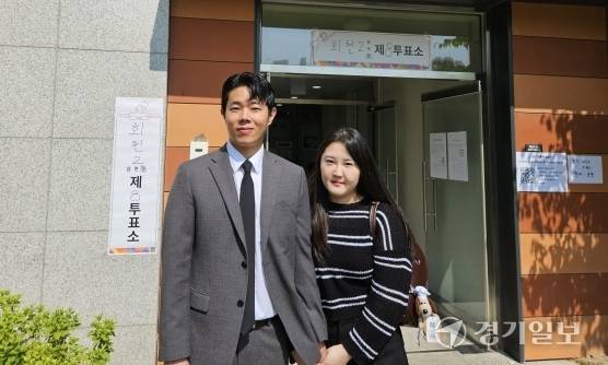 제21대 대통령선거일인 3일 오전 10시께 양주시 회천2동 제8투표소를 찾은 유동협·채희수 예비 신혼부부가 기념촬영을 하고 있다. 오민주기자