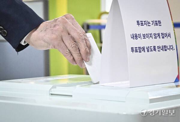 제21대 대통령선거 본투표가 시작된 3일 오전 화성특례시 금곡초등학교 동탄1동 4투표소에서 유권자들이 투표를 진행하고 있다. 홍기웅기자