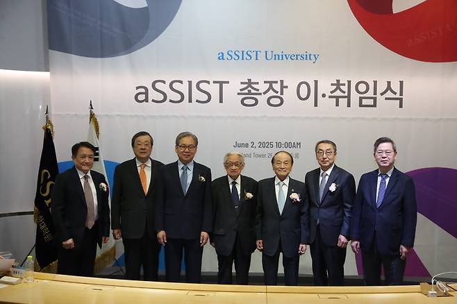 ◇ 왼쪽부터 조동성 발전자문위원장, 김일설 제5,6대 총장, 문휘창 제 10대 총장, 조완규 학교법인 이사장, 오명 명예총장, 최용주 제11대 총장, 김태현 제 7,8,9대 총장
