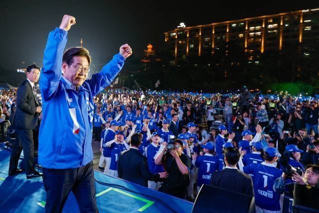 이재명 더불어민주당 대선 후보가 선거를 하루 앞둔 지난 2일 서울 여의도공원에서 마지막 유세를 마친 뒤 두 팔을 번쩍 들어 인사하고 있다. [사진 = 연합뉴스]