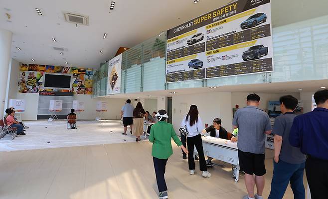 제21대 대통령 선거일인 3일 인천 미추홀구 주안동 한 자동차 판매소에 마련된 주안5동 제3투표소에서 유권자들이 투표하고 있다. [사진 = 연합뉴스]