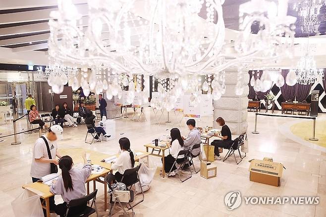 제21대 대통령 선거일인 3일 서울 구로구 구로동의 한 결혼식장에 마련된 구로5동 제1투표소에서 유권자들이 투표하고 있다.. [사진 = 연합뉴스]