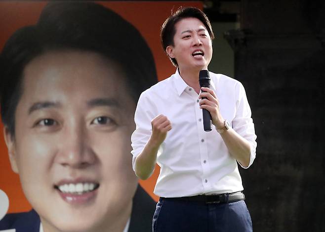 이준석 개혁신당 이준석 대선 후보가 지난 2일 대구 수성구 수성못 상화동산에서 피날레 유세를 하고 있다. [사진 = 연합뉴스]