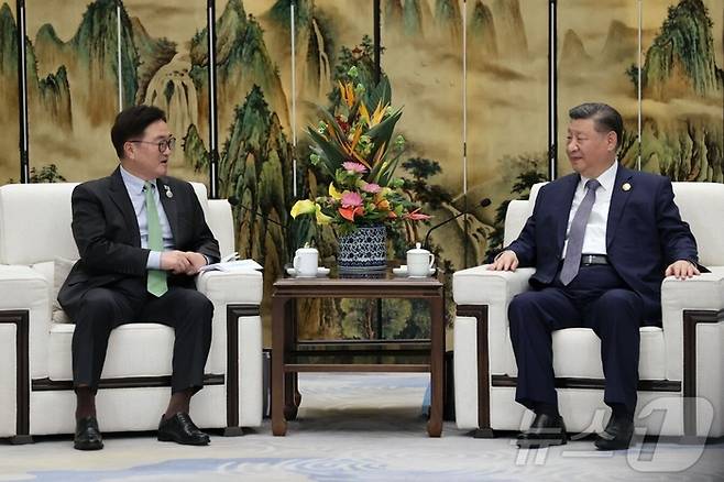 우원식 국회의장이 7일 중국 헤이룽장성 하얼빈시 타이양다오 호텔에서 시진핑 국가주석과 면담하고 있다. [뉴스1]