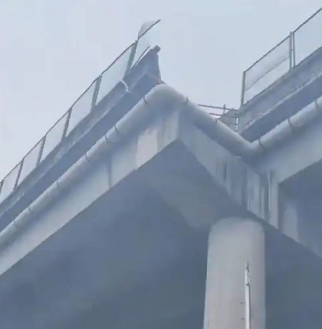 지난달 중국 광둥성 동관시의 한 고속도로에서 추락 사고가 발생했다. [사진 = 바이두 갈무리]