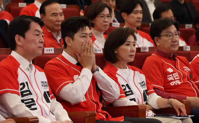 김용태 국민의힘 비상대책위원장을 비롯한 의원들이 3일 오후 서울 여의도 국회 도서관에 마련된 제21대 대통령선거개표상황실에서 굳은 표정을 짓고 있다. [공동취재단, 뉴스1]