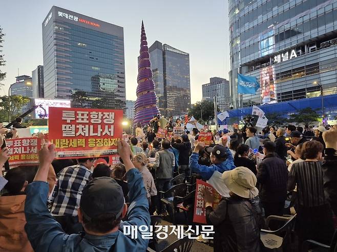 3일 오후 8시 출구조사 결과가 발표되자 촛불행동 개표방송 집회에 참여한 지지자들이 환호하고 있다. [이수민 기자]