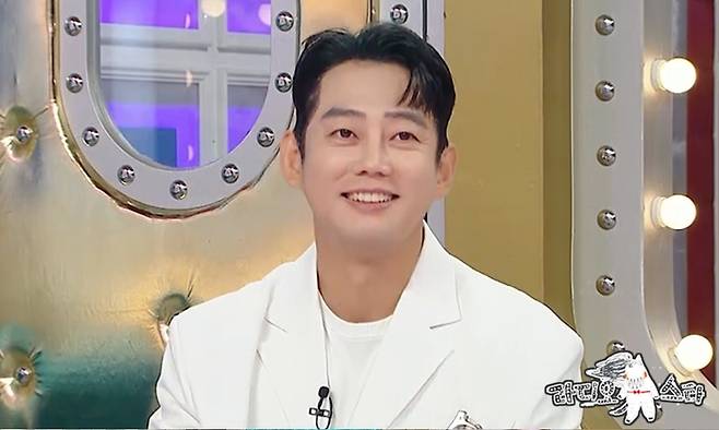 가수 테이가 ‘라디오스타’에 출연해 웃음과 감탄을 동시에 선사할 예정이다. 예능송 ‘개꿀송’의 제작 비화부터 먹방 철학, 가요계 먹방 후배 영케이와의 특별한 인연까지 유쾌하게 풀어놓는다. / 사진 = MBC