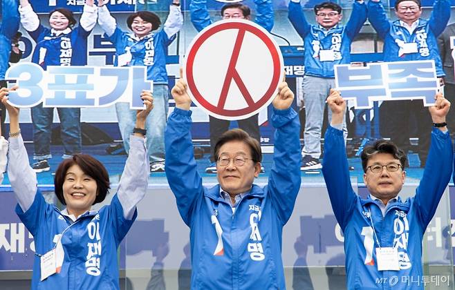 이재명 더불어민주당 대통령 후보가 2일 오후 서울 강서구 서울식물원 마곡나루광장에서 투표 독려 퍼포먼스를 하고 있다. 2025.6.2/사진=뉴스1 /사진=(서울=뉴스1) 이재명 기자