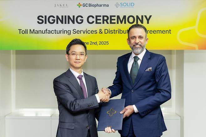 왼쪽부터 허은철 GC녹십자 대표와 다툭 모하메드 니잠 빈 모하메드 자켈 SISB 대표가 지난 2일 계약을 맺은 뒤 기념촬영하고 있다./사진= GC녹십자