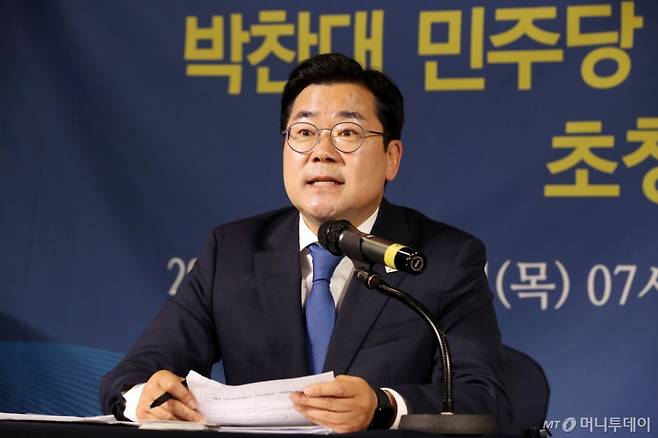 [대구=뉴시스]제21대 대통령선거 박찬대 더불어민주당 상임총괄선대위원장이 22일 오전 대구 남구 이천동 대구아트파크에서 열린 대구·경북 중견언론인 모임 아시아포럼21 초청토론회에서 취재진 질문에 답하고 있다(사진=아시아포럼21 제공) 2025.05.22