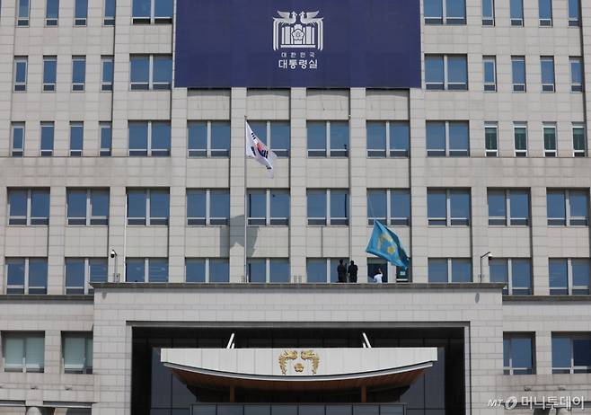 헌법재판소가 윤석열 대통령의 탄핵사건에 대해 인용을 선고한 4일 서울 용산 대통령실 청사에서 관계자들이 봉황기를 하기하고 있다. 2025.04.04. /사진=뉴시스 /사진=조수정