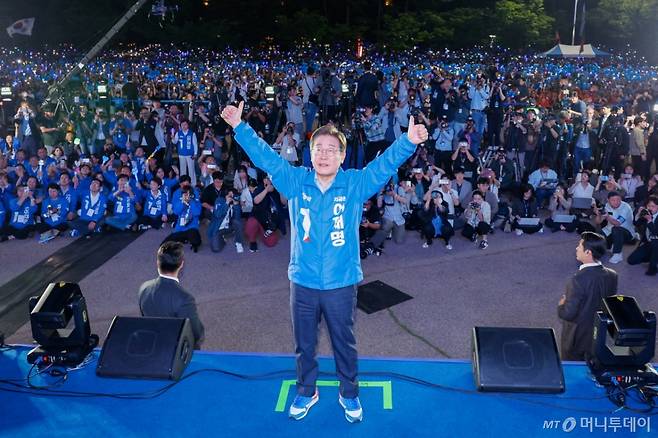 (서울=뉴스1) 안은나 기자 = 이재명 더불어민주당 대통령 후보가 제21대 대통령선거를 하루 앞둔 2일 오후 서울 영등포구 여의도공원에서 열린 마지막 유세에서 엄지 손가락을 치켜들고 있다. 2025.6.2/뉴스1  Copyright (C) 뉴스1. All rights reserved. 무단 전재 및 재배포,  AI학습 이용 금지. /사진=(서울=뉴스1) 안은나 기자