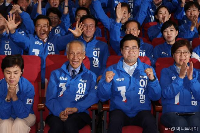 [서울=뉴시스] 조성우 기자 = 윤여준, 박찬대 더불어민주당 상임총괄선대위원장 등이 3일 오후 서울 여의도 국회 의원회관에 마련된 제21대 대통령선거 개표상황실에서 방송사 출구조사 결과를 보며 박수치고 있다. (공동취재) 2025.06.03. photo@newsis.com /사진=