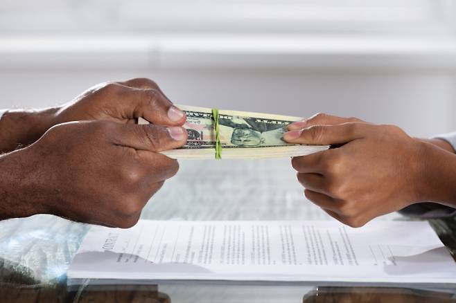 아버지의 병시중을 도맡은 A씨가 형들의 반대가 걱정된다는 사연을 전했다. 사진은 기사 내용과 무관함. /사진=클립아트코리아