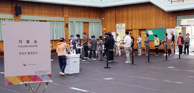 3일 열리는 제21대 대통령 선거에 외신들도 많은 관심을 보이고 있다. 사진은 3일 부산 동래구 한 투표소에서 유권자들이 투표하는 모습. /사진=뉴시스