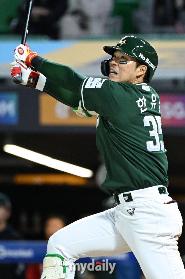 24일 인천 SSG랜더스필드에서 열린 '2025 신한 SOL BANK KBO리그' LG 트윈스와 SSG랜더스 경기. SSG 한유섬이 9회1사 1-2루에 1타점 끝내기 안타를 치고 있다. 경기는 SSG가 5-4로 LG에 승리했다./마이데일리