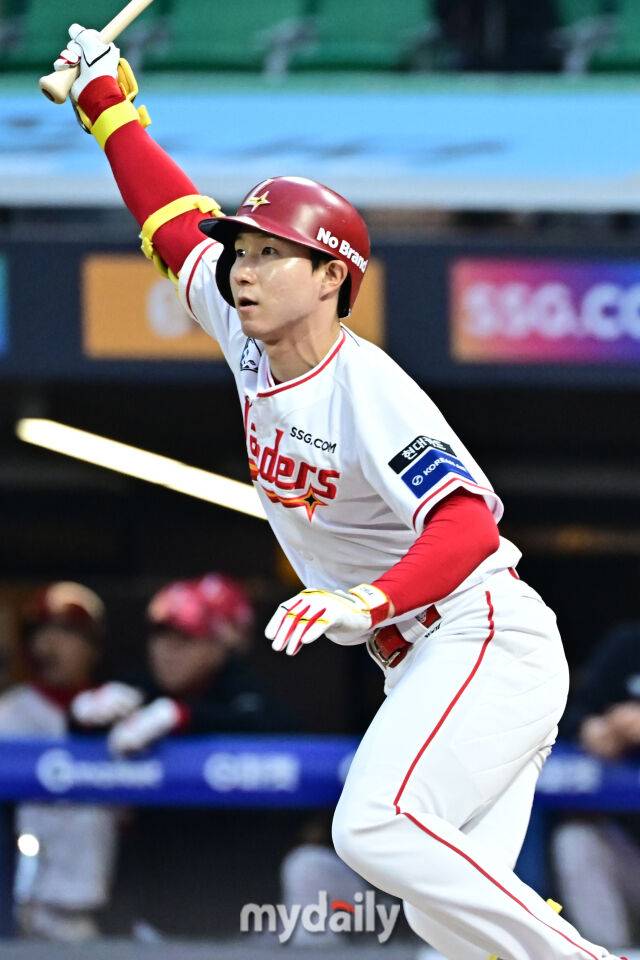 17일 인천 SSG랜더스필드에서 열린 '2025 신한 SOL BANK KBO리그' 한화 이글스와 SSG랜더스 경기. SSG 박성한 1회말 무사 1루에 1타점 선제 적시타를 치고 있다./마이데일리