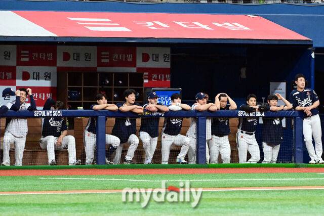 1일 오후 서울 고척스카이돔에서 진행된 '2025 프로야구 KBO리그' 두산-키움의 경기. 두산이 이틀 연속 0-1로 패배한 뒤 아쉬워 하고 있다./마이데일리