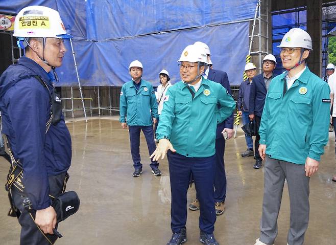 강기정 광주광역시장은 지난 2일 서구 치평동 상무지구 통합공공임대주택 건립사업 현장에서 민관합동 현장 안전점검을 진행했다