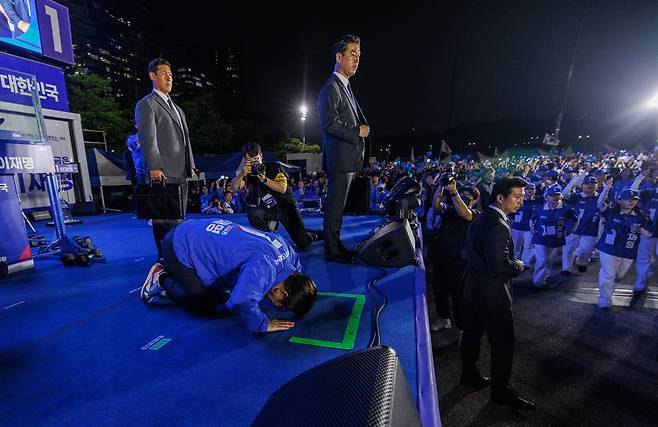 이재명 더불어민주당 대선 후보가 2일 오후 서울 여의도공원에서 열린 마지막 유세에서 유권자들을 향해 지지를 호소하고 있다. 임세준 기자