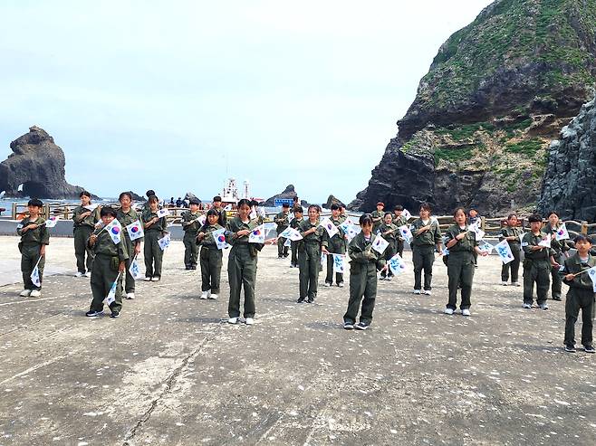 1일 어린이독도의용수비대가 독도현지에서 플래시몹으로 독도는 우리 땅임을 천명했다 [울릉교육지원청 제공]