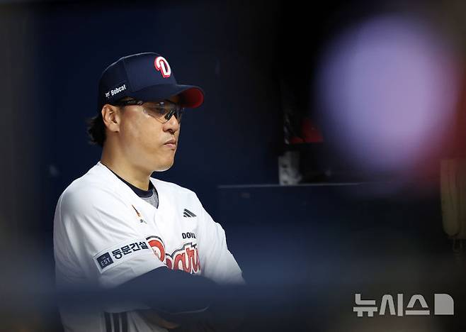 [서울=뉴시스] 김명년 기자 = 지난달 21일 서울 송파구 잠실야구장에서 열린 2025 KBO리그 SSG 랜더스와 두산 베어스의 경기, 6회초 두산 이승엽 감독이 경기를 지켜보고 있다. 2025.05.21. kmn@newsis.com