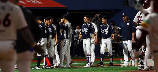 [서울=뉴시스] 박주성 기자 = 지난달 22일 오후 서울 구로구 고척스카이돔에서 열린 프로야구 2025 KBO리그 두산 베어스 대 키움 히어로즈의 경기, 키움에게 5대4로 패한 두산 선수들이 팬들에게 인사를 준비하고 있다. 2025.04.22. park7691@newsis.com