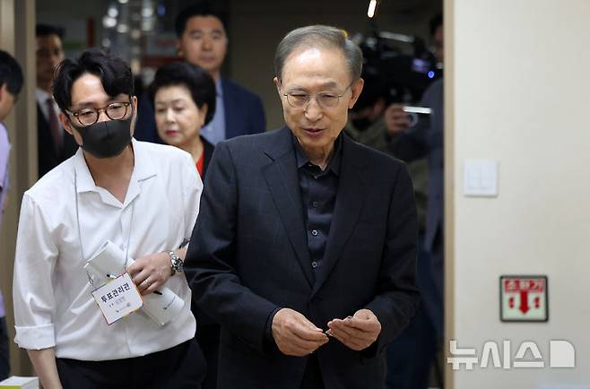 [서울=뉴시스] 김선웅 기자 = 이명박 전 대통령이 제21대 대통령 선거일인 3일 서울 강남구 논현1동제3투표소에서 투표를 하기 위해 입장하고 있다. 2025.06.03. mangusta@newsis.com