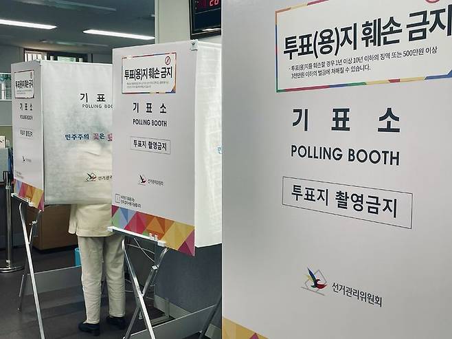 [대구=뉴시스] 정재익 기자 = 제21대 대통령 선거날인 3일 대구 수성4가동 행정복지센터 1층에 마련된 제1투표소에서 시민들이 투표하고 있다. 2025.06.03. jjikk@newsis.com *재판매 및 DB 금지