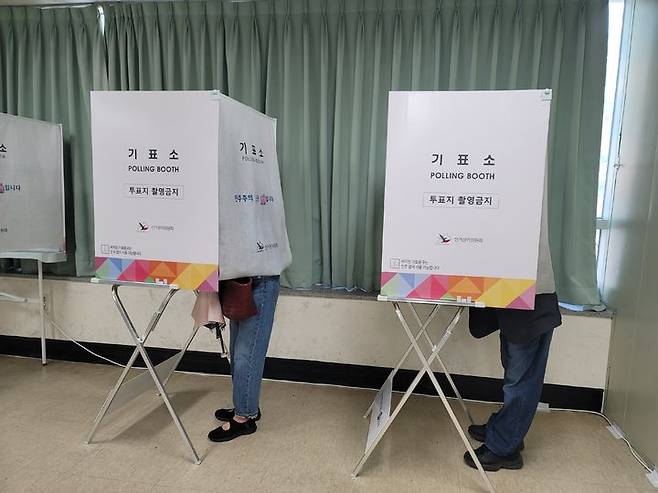 [대구=뉴시스] 이상제 기자 = 제21대 대통령 선거날인 3일 대구 남구 봉덕2동행정복지센터에 마련된 기표소에서 시민들이 소중한 권리를 행사하고 있다. 2025.06.03. king@newsis.com *재판매 및 DB 금지