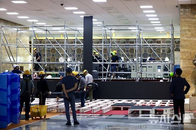 [서울=뉴시스] 조성봉 기자 = 제21대 대통령 취임식을 하루 앞둔 3일 오전 서울 여의도 국회 로텐더홀에서 취임식준비 관계자들이 연단을 만들기 위해 분주하게 움직이고 있다. 2025.06.03. suncho21@newsis.com