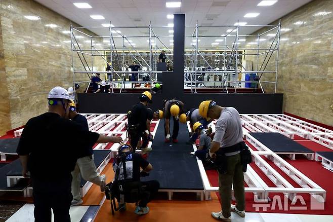 [서울=뉴시스] 조성봉 기자 = 제21대 대통령 취임식을 하루 앞둔 3일 오전 서울 여의도 국회 로텐더홀에서 취임식준비 관계자들이 연단을 만들기 위해 분주하게 움직이고 있다. 2025.06.03. suncho21@newsis.com