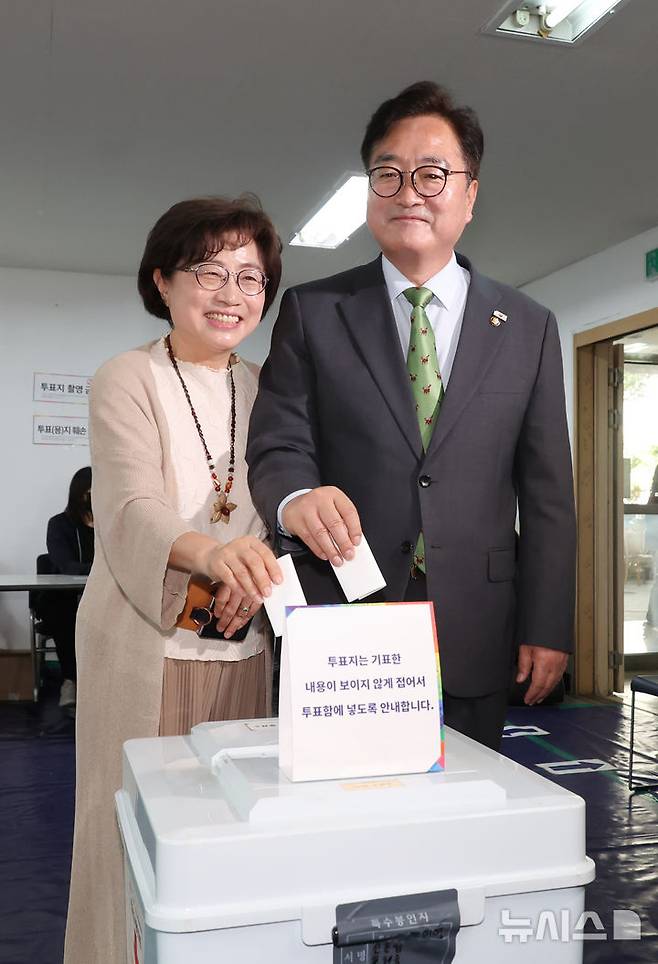 [서울=뉴시스] 고승민 기자 = 우원식 국회 의장 내외가 3일 서울 노원구 한청경로당에 마련된 하계1동 제4투표소에서 투표를 하고 있다. 2025.06.03. kkssmm99@newsis.com